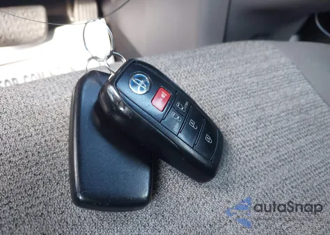 2021 Toyota Sienna Le z USA, uszkodzony, nr VIN 5TDKRKEC6MS068206